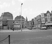 858394 Gezicht op de kruising van de Poortstraat (voorgrond) en de Bollenhofsestraat (rechts) te Utrecht, met links de ...